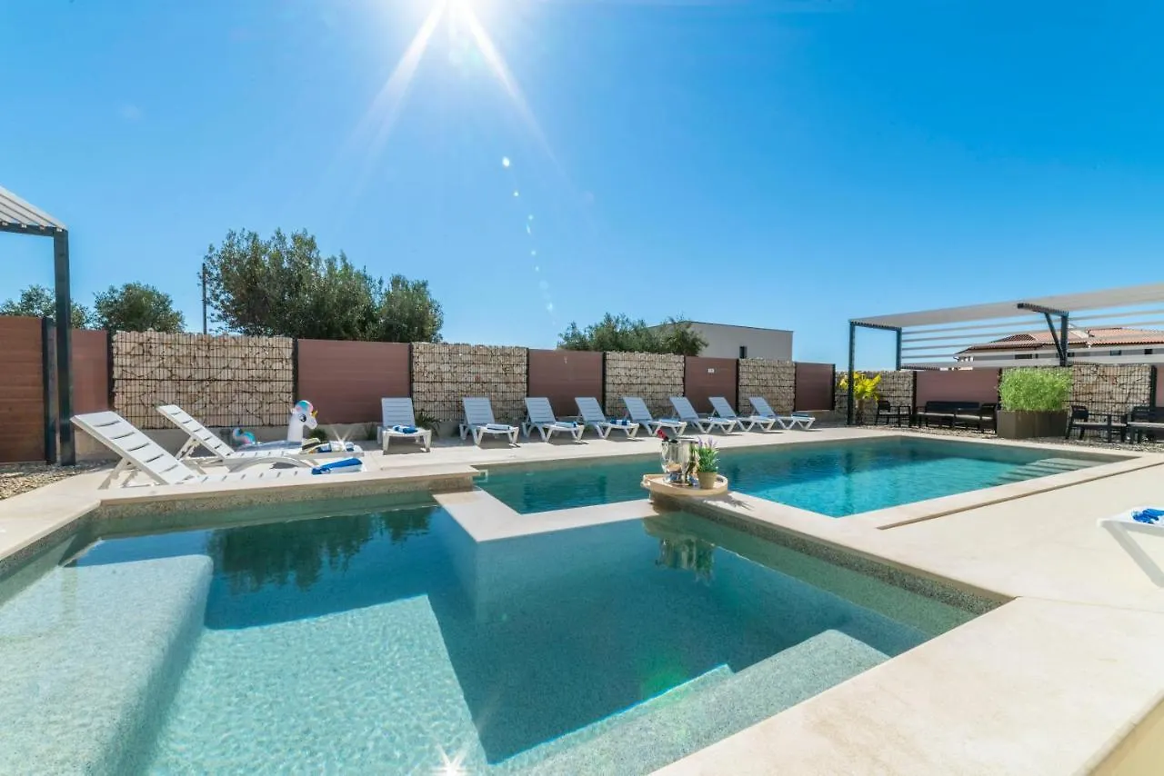 Pinna Residence - Vanga Пула Апартаменты